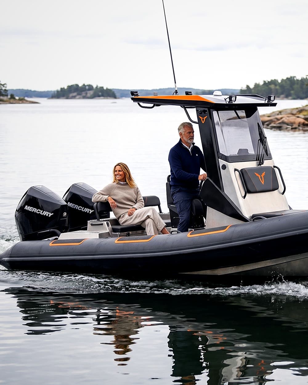 A couple cruising the archipelago on the 750
